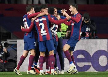 برشلونة يبلغ ربع نهائي دوري أبطال أوروبا بثلاثية في مرمى نابولي