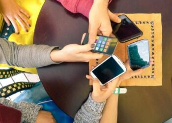 مواقع التواصل الاجتماعي.. مصدر للمعلومات ينبغي التعامل معه بحذر