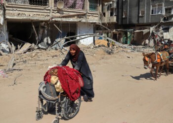 فلسطينيون عائدون إلى خان يونس: “الدمار ورائحة الموت في كل مكان”