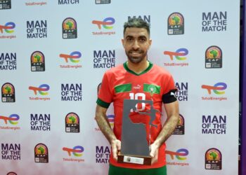 سفيان المسرار يتوج بجائزة أفضل لاعب في مباراة المغرب وليبيا