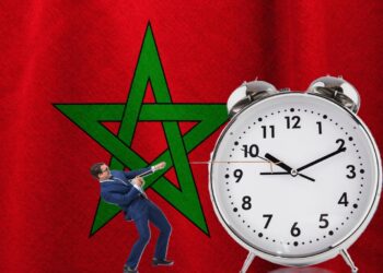 شهادة طبية تؤكد آثار الساعة الإضافية على نفسية مواطن مغربي..