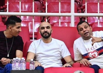الركراكي يرصد أداء اللاعبين المغاربة في لقاء الوحدة والحزم بالدوري السعودي