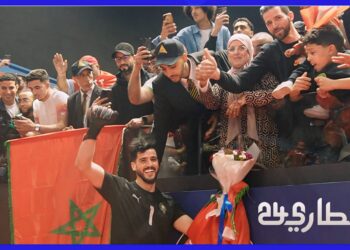 صور جد مؤثرة وحصرية.. لحظة صعود حارس المنتخب المغربي لتقبيل يده أمه