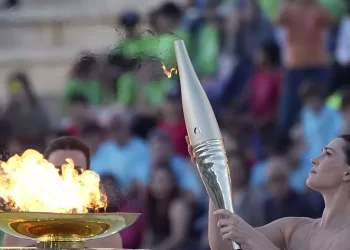 الشعلة الأولمبية تنطلق من أثينا إلى باريس معلنة بدء العد التنازلي لأولمبياد 2024