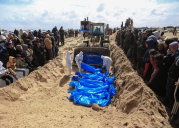 إخراج عشرات الجثث من مقبرة جماعية في مجم ع ناصر بغزة