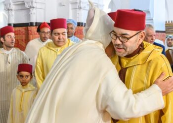 أمير المؤمنين يؤدي صلاة عيد الفطر بالمسجد المحمدي بالدار البيضاء ويتقبل التهاني