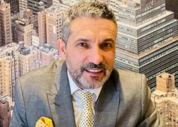 اعتقال المعارض الجزائري سعيد بن صديرة في باريس بتهمة التواصل مع عملاء جزائريين