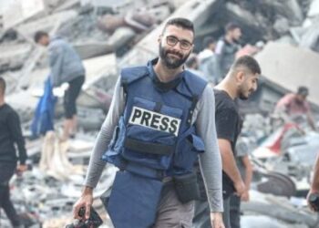 الصحافي الفلسطيني معتز عزايزة يحصل على جائزة الحرية في فرنسا