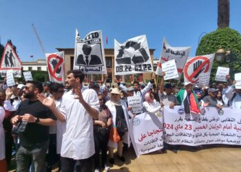 الآلاف من الأطر الصحية يحتجون أمام البرلمان للمطالبة بتنفيذ الاتفاقات الموقعة