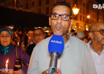 آباء طلبة الطب يخرجون للاحتجاج بالشموع ويرفعون عريضة لرئيس الحكومة