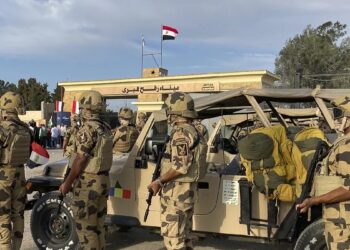 الجيش المصري يعلن مقتل أحد أفراد حرس الحدود في “إطلاق نار” في منطقة رفح
