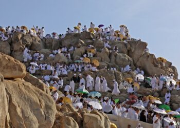 الحجاج المغاربة يرفعون  أيديهم إلى العلي القدير للدعاء لأمير المؤمنين بموفور الصحة والعافية