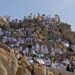 الحجاج يقفون على جبل عرفة