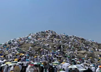 ملايين الحجاج يقفون بعرفة لأداء ركن الحج الأعظم