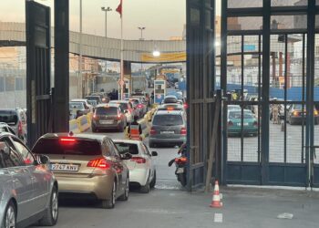 معاناة مغاربة العالم.. ساعات طويلة من الانتــظار بمدينة مليلة المحتلة بسبب الاجراءات الجمركية