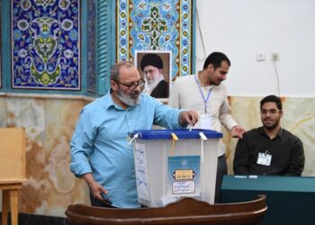 نتائج الجولة الأولى من الانتخابات الإيرانية تعكس تراجع التأييد للمعسكرين الإصلاحي والمحافظ