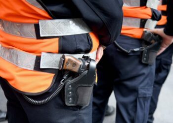 مفتش شرطة بسلا يستخدم سلاحه الوظيفي لوقف تهديد خطير بالسلاح الأبيض