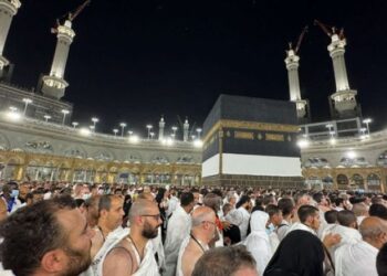 الحجاج يؤدون آخر المناسك في أول أيام عيد الأضحى