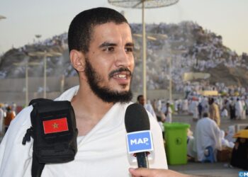 الرحالة المغربي عياد المفتحي يصل مكة على متن دراجته الهوائية في رحلة حج تاريخية