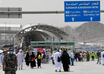 الحجاج يشرعون في أداء مناسك الحج