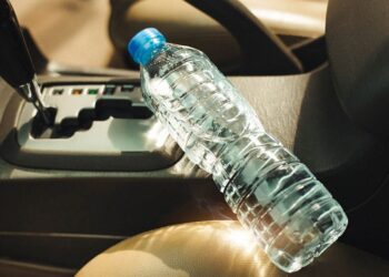 دراسة تحذر من مخاطر الشرب من عبوات المياه البلاستيكية المتعرضة لأشعة الشمس