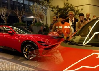 بسيارة “فيراري” فارهة.. الدوزي يصل لمنصة مهرجان موازين