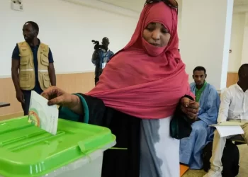 الناخبون الموريتانيون يتوجهون إلى صناديق الاقتراع لانتخاب رئيس للبلاد