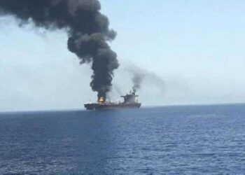 إصابة سفينة بضربة صاروخية قبالة اليمن