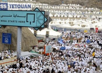الحجاج يشرعون في أداء مناسك الحج