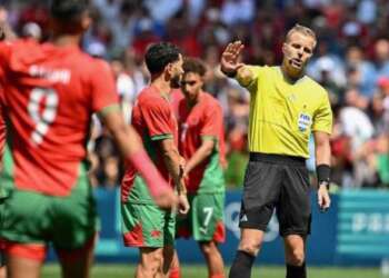 فضيحة تحكيمية في مباراة المغرب والأرجنتين.. صحف عالمية تتناول إضافة 15 دقيقة في اللقاء