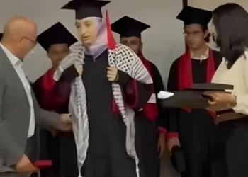 رفض تكريم طالبة متفوقة ترتدي الكوفية الفلسطينية يثير استياءً واسعًا لدى رواد مواقع التواصل الاجتماعي..