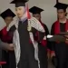 رفض تكريم طالبة متفوقة ترتدي الكوفية الفلسطينية يثير استياءً واسعًا لدى رواد مواقع التواصل الاجتماعي..