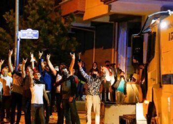 مهاجمة متاجر وممتلكات تعود لسوريين في تركيا إثر مزاعم عن تحرش شاب سوري بقاصر