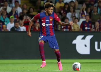 برشلونة يرفض عرضًا بقيمة 250 مليون يورو من باريس سان جيرمان لضم يامال