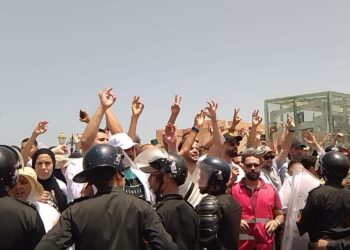 منع مسيرة احتجاجية للأطر الصحية واعتقال عددًا منهم