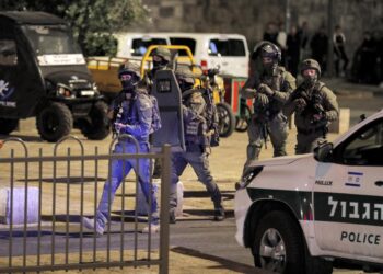 مقتل شرطي اسرائيلي وجرح آخر في عملية طعن والمهاجم من “فلسطين 48”
