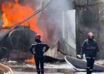 حريق مهول في طنجة يتسبب في أضرار كبيرة بمحل لبيع المواد الغذائية