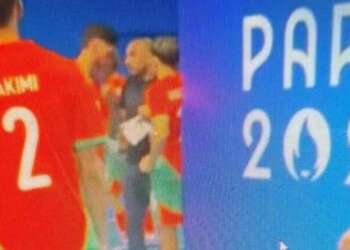 وليد الركراكي في مرمى الانتقادات بعد ظهوره المتكرر رفقة لاعبي المنتخب المغربي الأولمبي