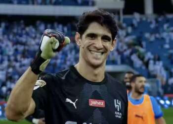 ياسين بونو يتوج بلقب السوبر السعودي مع الهلال ويواصل كتابة التاريخ