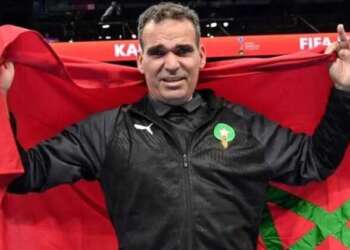 هشام الدكيك: من الابتسامة إلى دموع الفرح… قصة قائد أسود القاعة نحو المجد