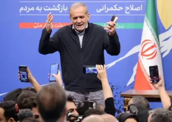 الرئيس الإيراني يتعهد بوقف مضايقات شرطة الأخلاق للنساء في الذكرى الثانية لوفاة مهسا أميني