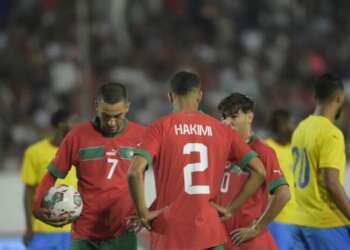 الركراكي يوضح أسباب تعديل مراكز اللاعبين ويشيد بأداء المنتخب الوطني