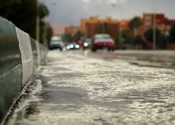 وزارة التجهيز تدعو إلى الحذر بسبب تساقطات مطرية رعدية قوية