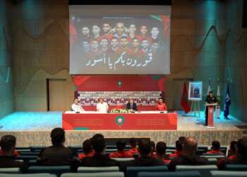 لقجع يكرم المنتخب المغربي داخل القاعة ويعلن عن الترشح لاستضافة كأس العالم المقبلة