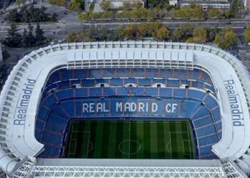 الصراع يشتد على مصرعيه بين ريال مدريد وجيران سانتياغو برنابيو حول تراخيص استخدام الملعب
