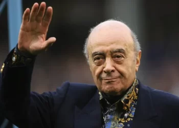 امرأتان ترويان ما تعر ضتا له من عنف وتهديدات من جانب محمد الفايد