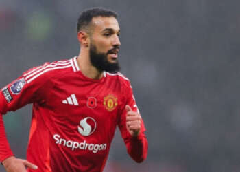 نصير مزراوي ينافس على جائزة لاعب الشهر في مانشستر يونايتد