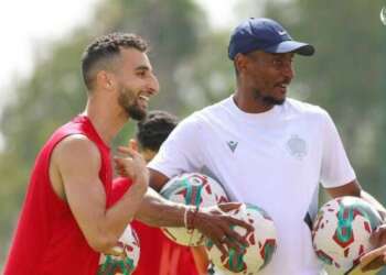 رولاني موكوينا يعبر عن أسفه بعد أحداث كلاسيكو الجيش والوداد حاملا “حجارة” بيده