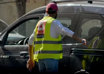 وقف منح رخص حراسة السيارات بطنجة