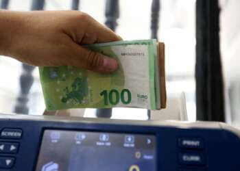 تحويلات المغاربة المقيمين بالخارج تتجاوز 100 مليار درهم لأول مرة في 2024